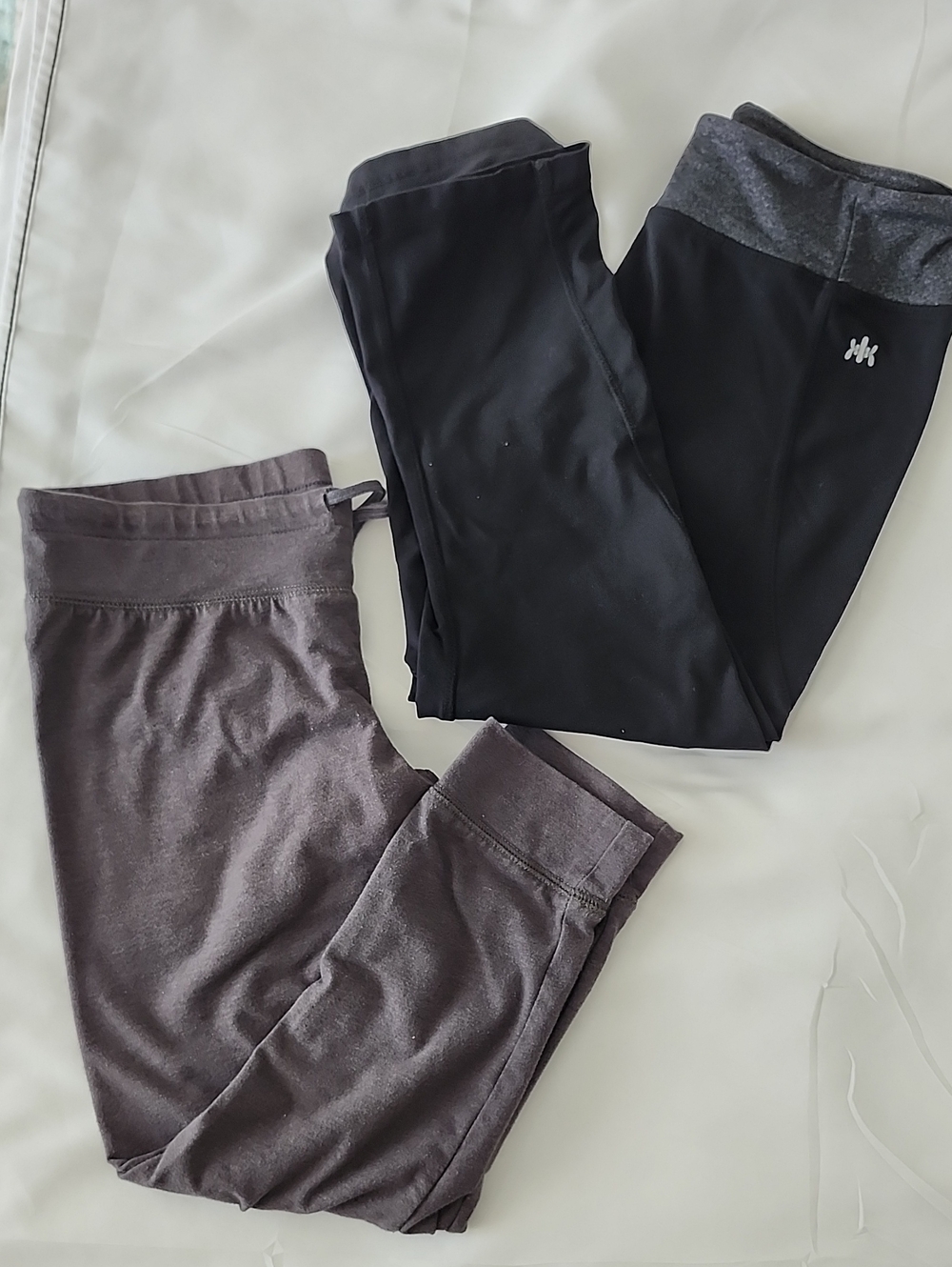 2 Pack Mid Calf Leggings. Black & Charcoal Gray.